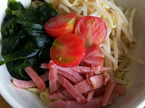 もやしとワカメとハムとトマトの冷麺